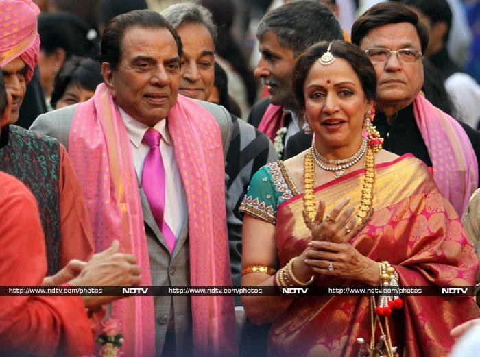 Parents of the bride Dharmendra and Hema Malini looked picture perfect together.