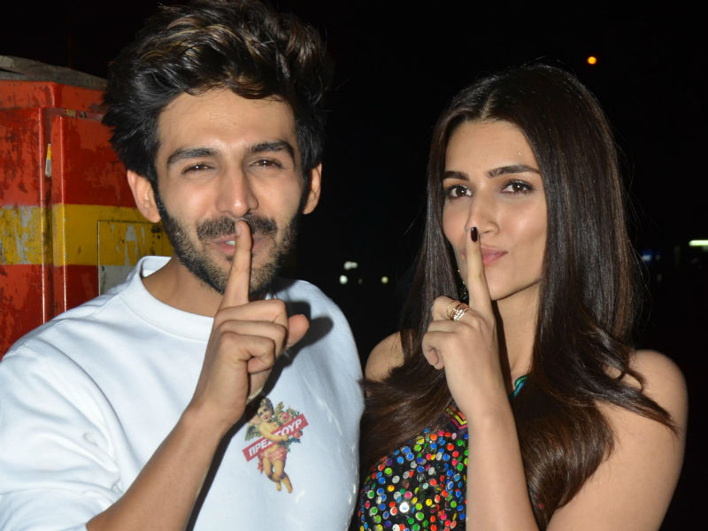 फिल्म 'लुका-छुपी' के लिए रखी गई पार्टी में इस अंदाज में नजर आए कृति और कार्तिक आर्यन