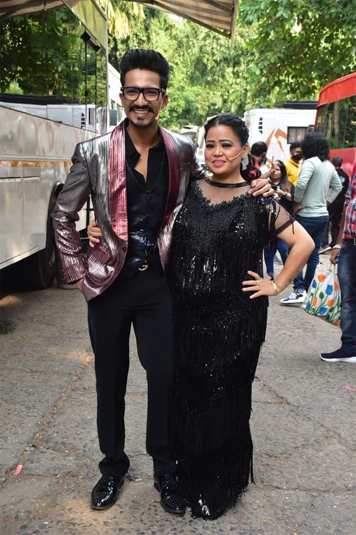 Meanwhile, <I>Dance Deewane</i> hosts Bharti Singh and Haarsh Limbachiyaa happily posed for the shutterbugs.