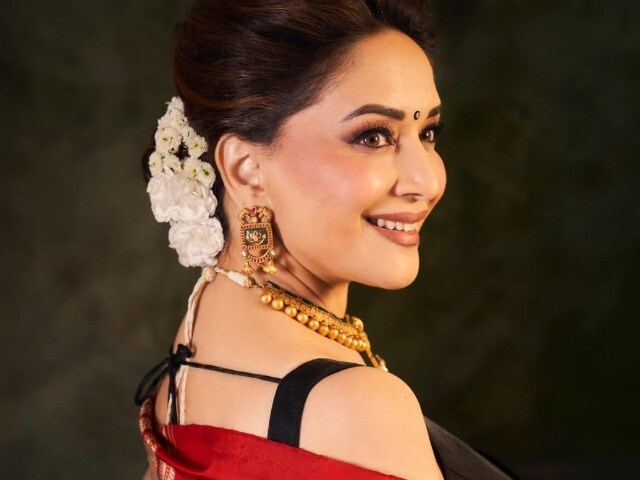 माधुर दीक्षित की साड़ी वाली तस्वीरें