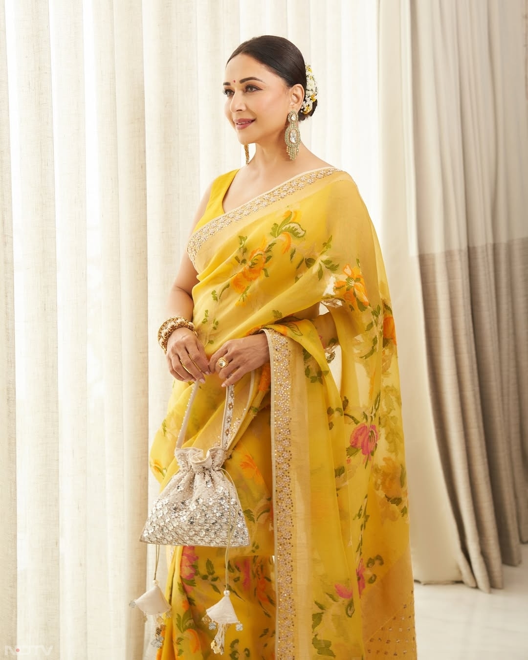 माधुरी इन सभी साड़ियों में काफी खूबसूरत लग रही हैं.