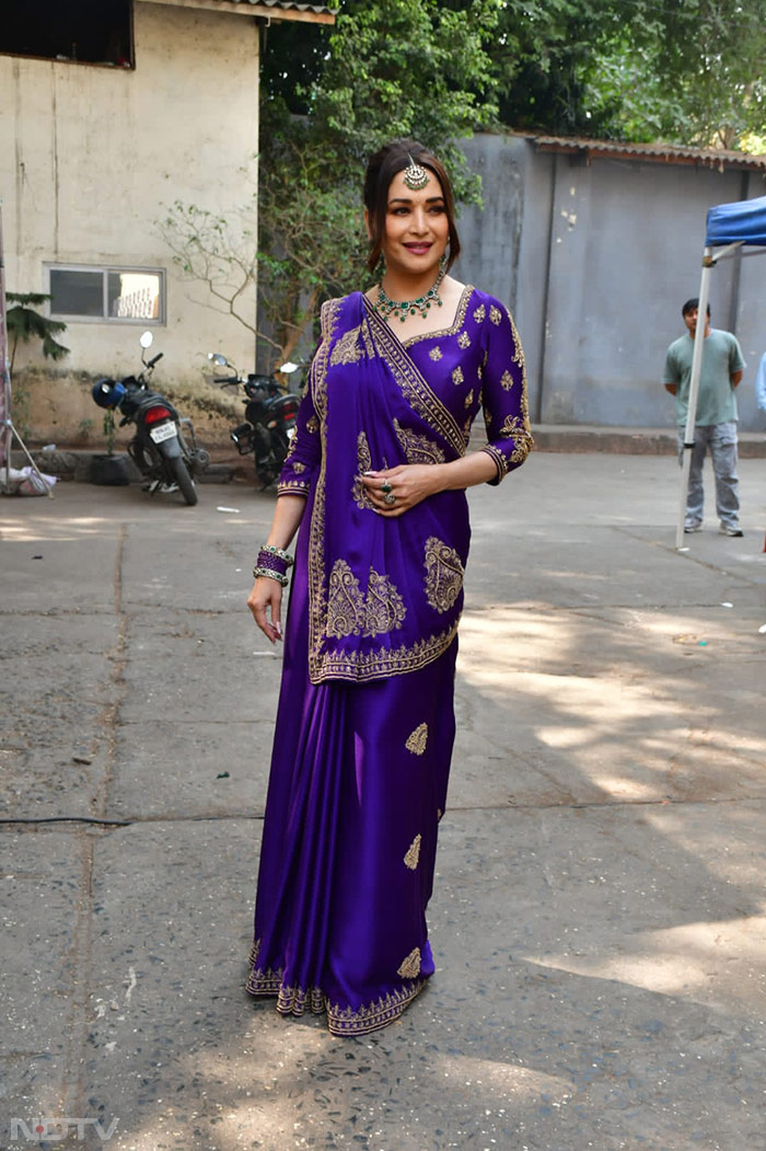 Madhuri Dixit Recreates Iconic <i> Didi Tera Devar</i> Look On <i>Dance Deewane</i> Set