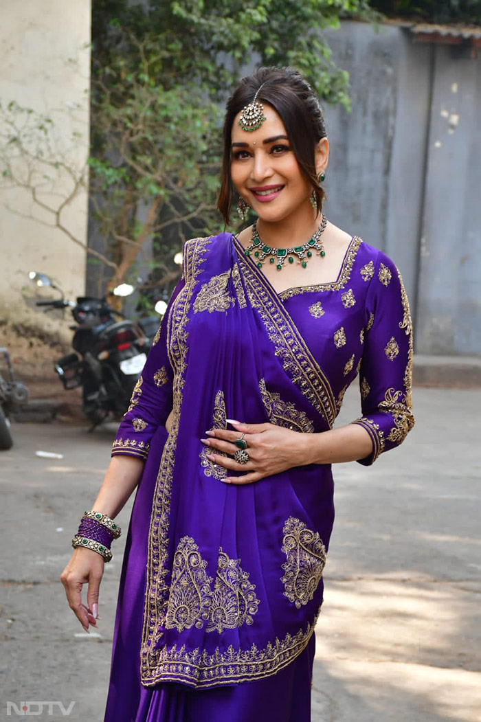 Madhuri Dixit Recreates Iconic <i> Didi Tera Devar</i> Look On <i>Dance Deewane</i> Set