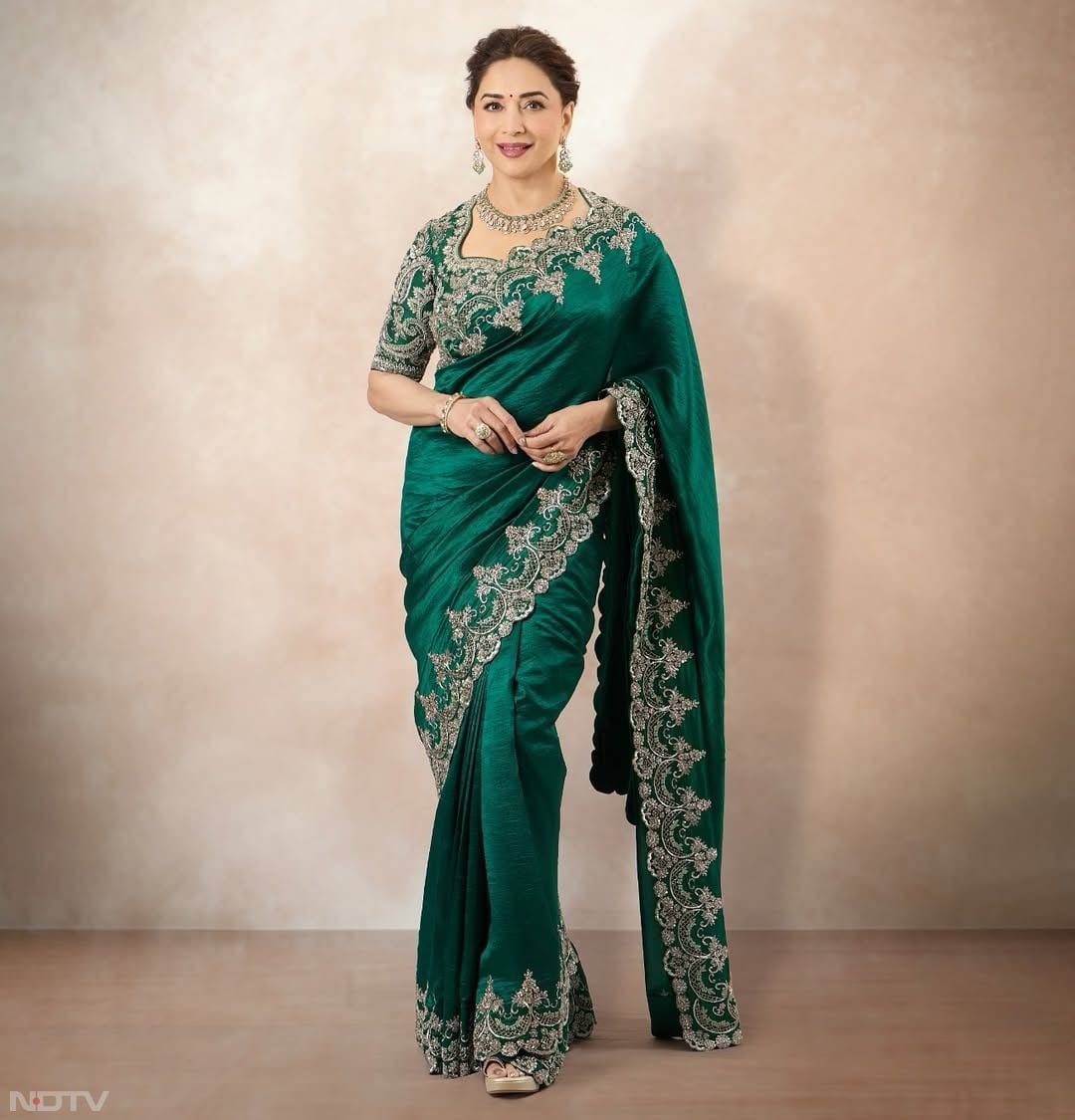 ग्रीन साड़ी में माधुरी दीक्षित का यह लुक ग्लैमरस और रॉयल है. madhuridixitnene/Instagram
