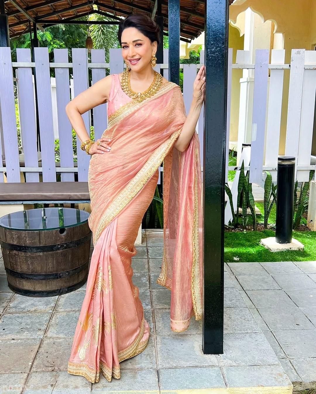 लाइट वेट फैब्रिक इसे पार्टी वियर के लिए परफेक्ट बनाते हैं. संगीत या कॉकटेल पार्टी में यह लुक हर किसी का ध्यान खींचता है. madhuridixitnene/Instagram