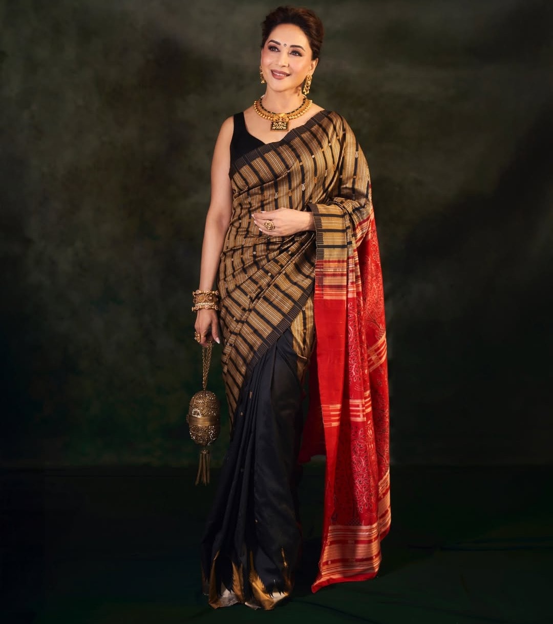 आजकल कांट्रेस्&zwj;ट कलर साड़यिां फैशन में हैं. ये काफी अच्&zwj;छा लुक देती हैं. madhuridixitnene/Instagram