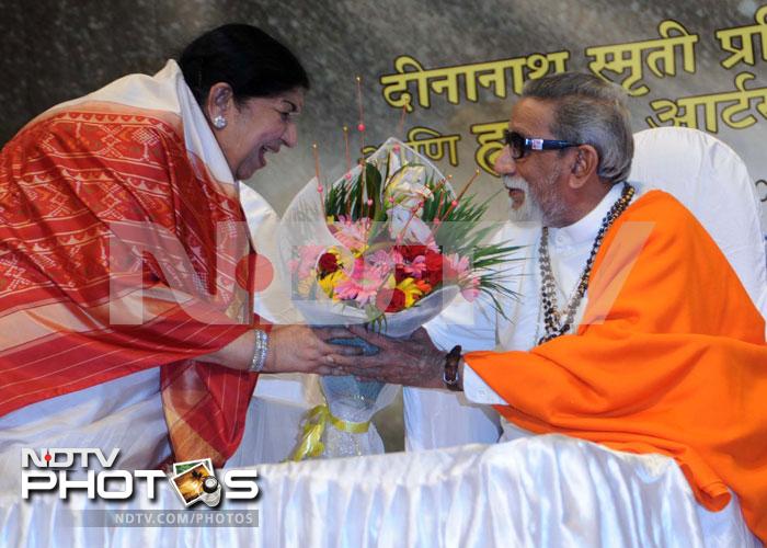 Madhuri receives award from Lata