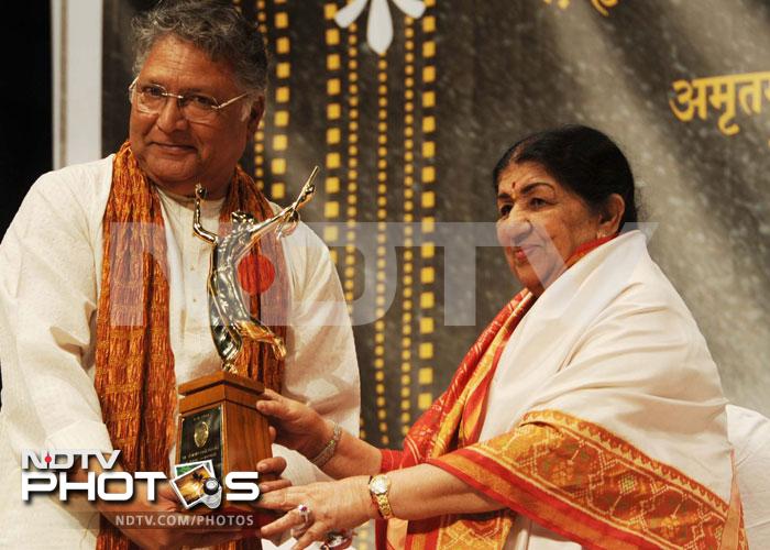 Madhuri receives award from Lata