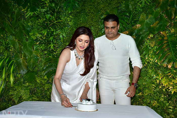 Bhagyashree cut her birthday cake with her husband Himalaya Dasani by her side. (Image courtesy: Varinder Chawla)