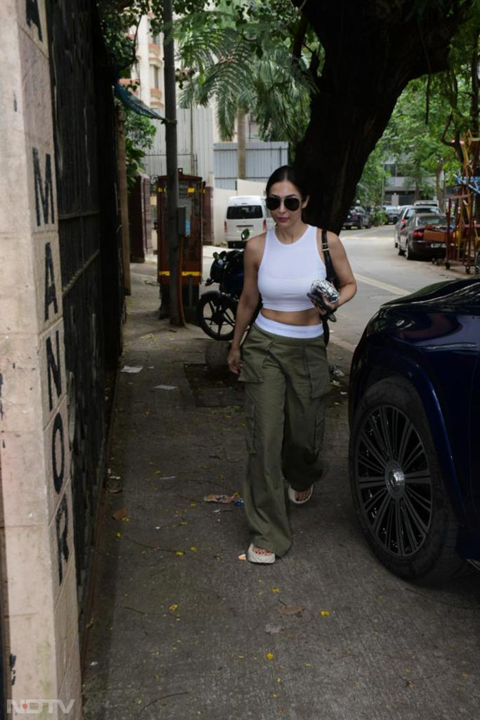 Malaika Arora was pictures in casual wear in Bandra. (Image Courtesy: Varinder Chawla)