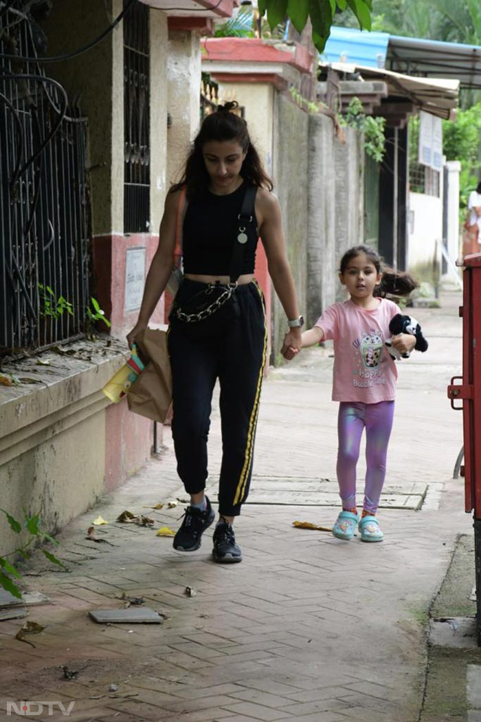 Soha Ali Khan was out on a walk with her daughter Inaaya.(Image Courtesy: Varinder Chawla)