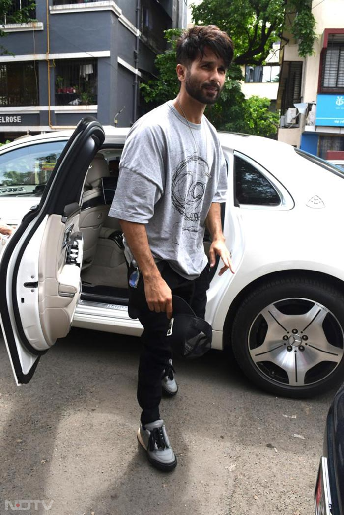 Shahid Kapoor stepped out in his casual best. (Image Courtesy: Varinder Chawla)