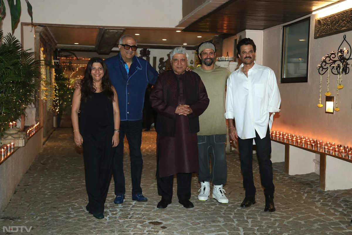 Madhuri, Sonam-Anand, Farhan-Shibani At Javed Akhtar\'s Birthday Party