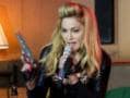 Photo : Madonna defies cops, Hung Up on fake guns