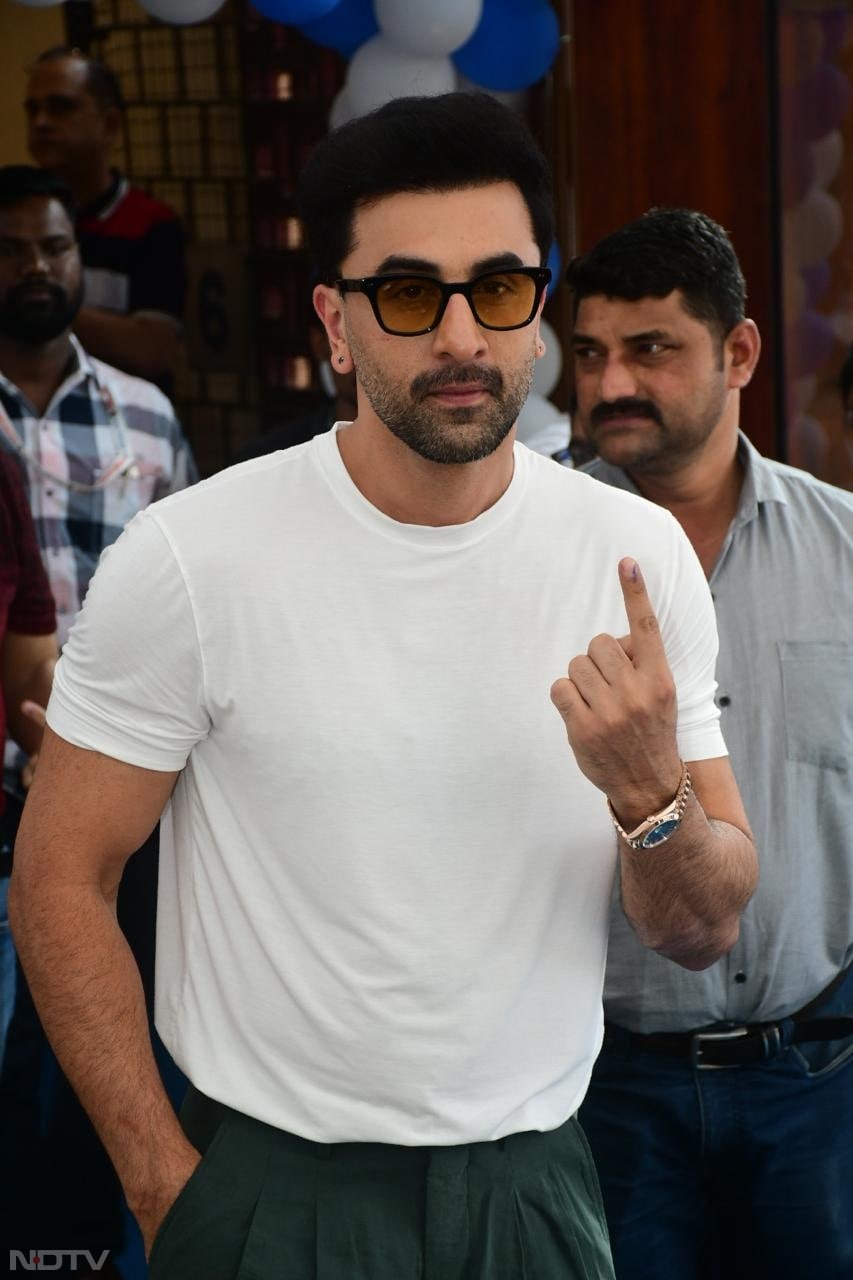 Ranbir Kapoor posed for the cameras (Image Courtesy: Varinder Chawla)