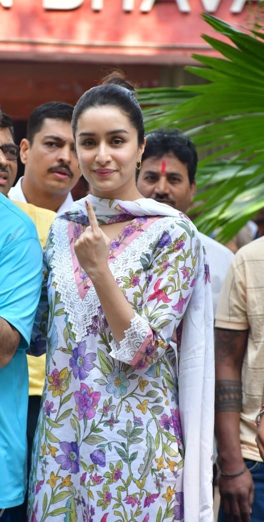 Shraddha Kapoor sported her inked finger for the shutterbugs (Image Courtesy: Varinder Chawla)