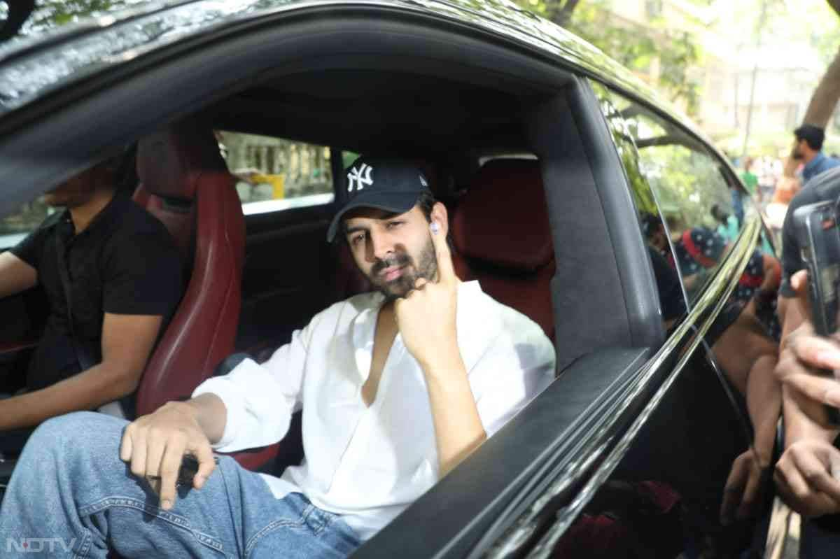 Kartik Aaryan was pictured at the polling station (Image Courtesy: Varinder Chawla)