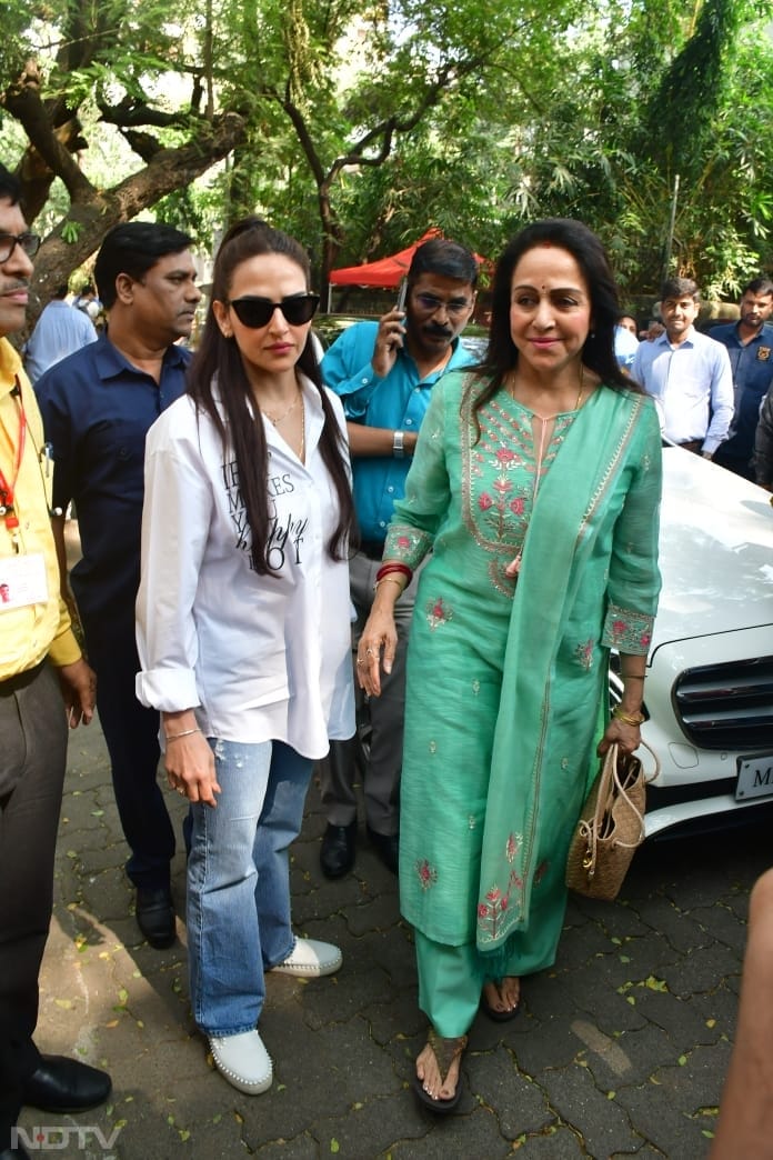 Hema Malini exercised her voting right. She was joined by Esha Deol (Image Courtesy: Varinder Chawla)