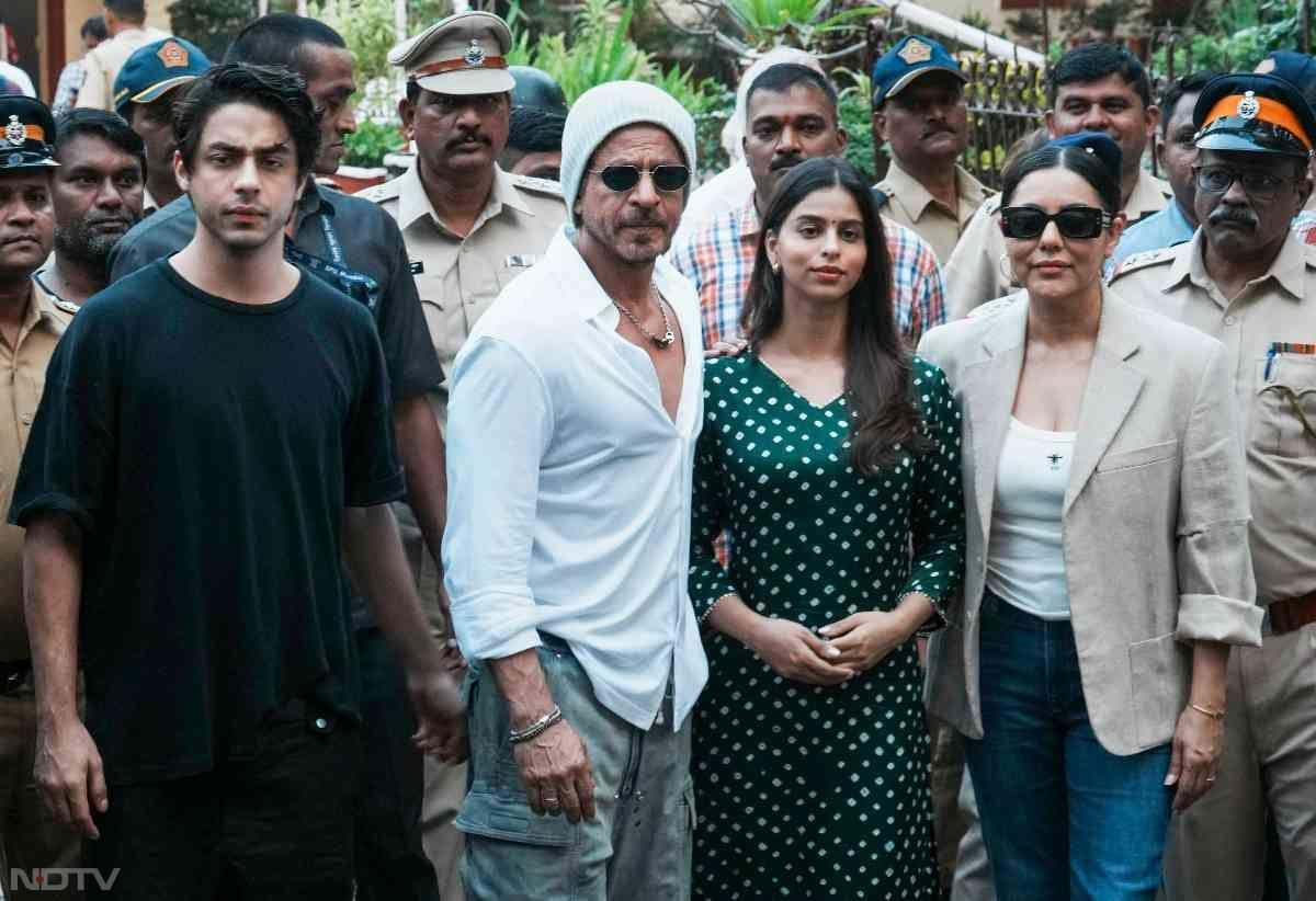 Shah Rukh Khan arrived with wife Gauri, daughter Suhana and son Aryan to cast his vote (Image Courtesy: PTI)