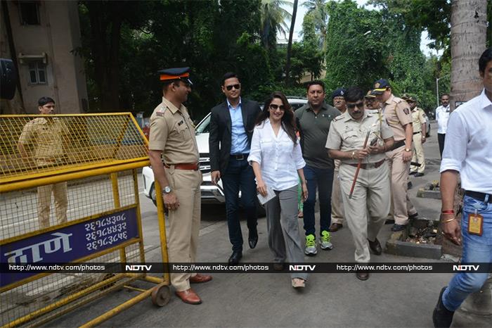 Maharashtra Assembly Election 2019: Shah Rukh Khan, Aamir Khan, Deepika Padukone, Kareena Kapoor And Other Celebs Vote