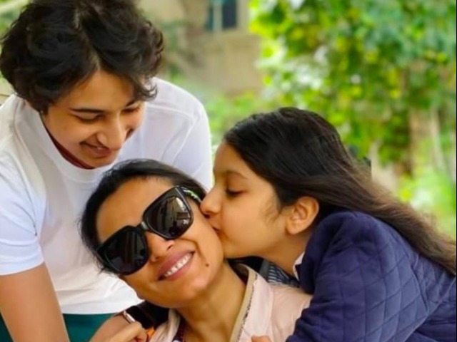 14 साल की हुईं महेश बाबू की लाडली सितारा, मम्मी नम्रता शिरोड़कर ने यूं लुटाया प्यार