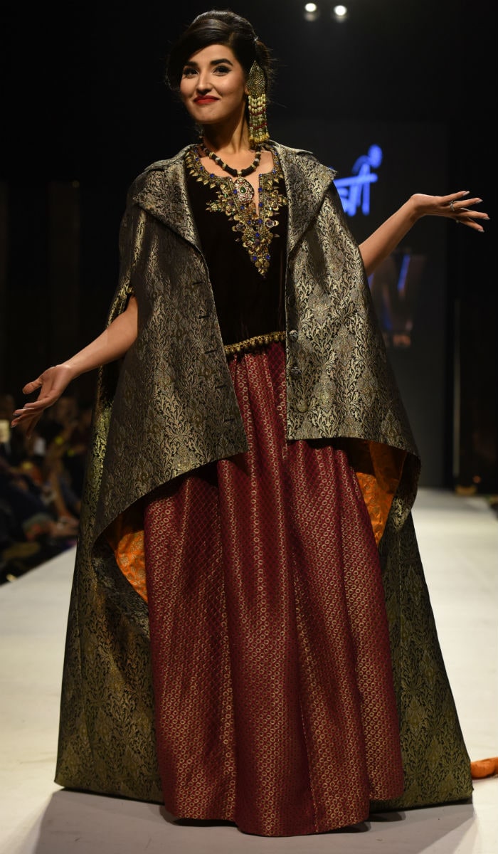 Actress Hareem Farooq looked spectacular in a FnkAsia by Huma Adnan ensemble on the second day of the fashion fest.