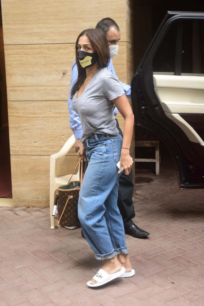 Keep It Casual Like Malaika Arora And Jasmin Bhasin