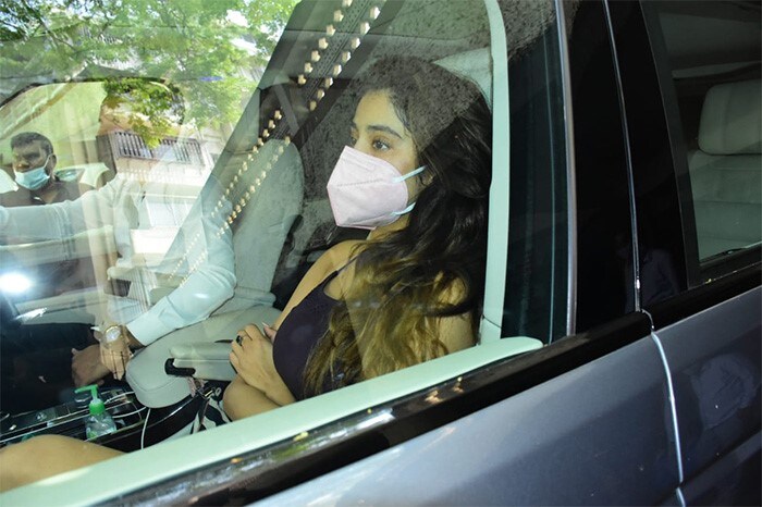 Janhvi Kapoor was spotted in Bandra in a purple colour athleisure and posed for the paparazzi