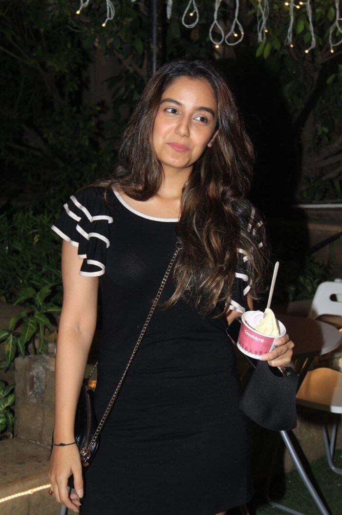 After recovering from her leg injury, Srishti Rhode was spotted in Andheri outside an ice cream parlour