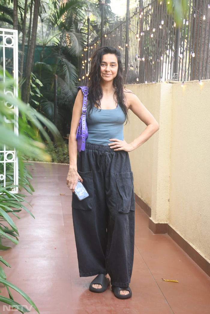 Shibani Dandekar happily posed for the shutterbugs. (Image Courtesy: Varinder Chawla)