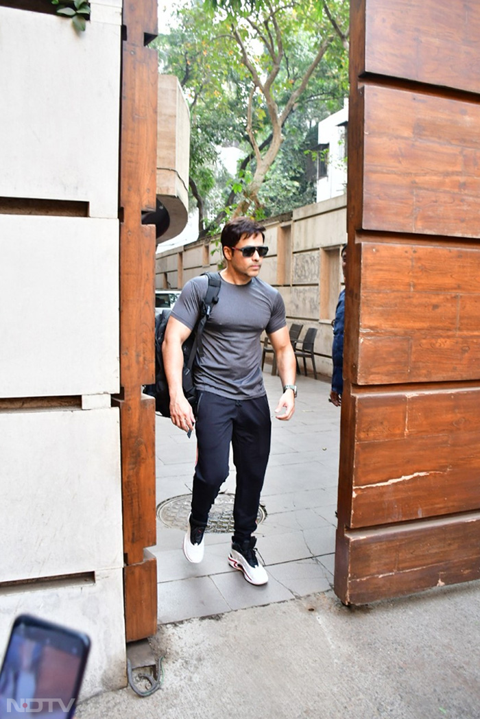 Emraan Hashmi looked handsome as he was spotted in Bandra.(Image Courtesy: Varinder Chawla)