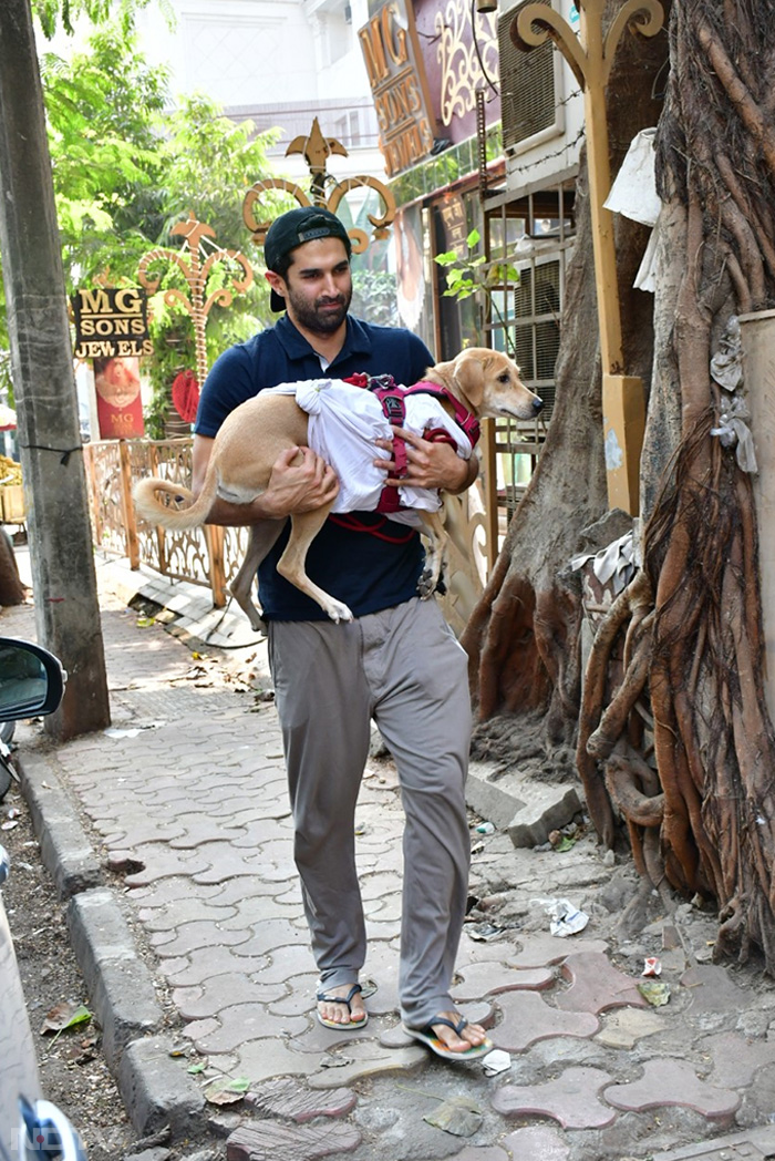 Aditya Roy Kapur was spotted with his pet dog outside a vet clinic in Khar.(Image Courtesy: Varinder Chawla)