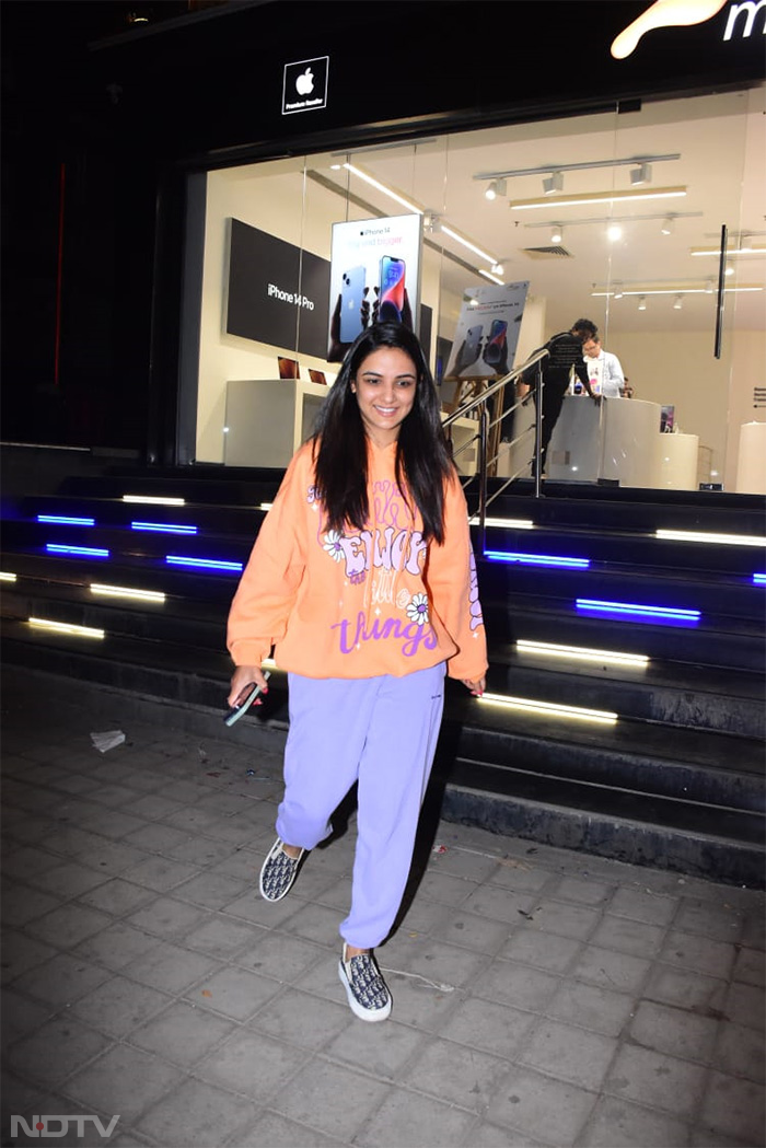 Jasmin Bhasin smiled for the shutterbugs.(Image Courtesy: Varinder Chawla)