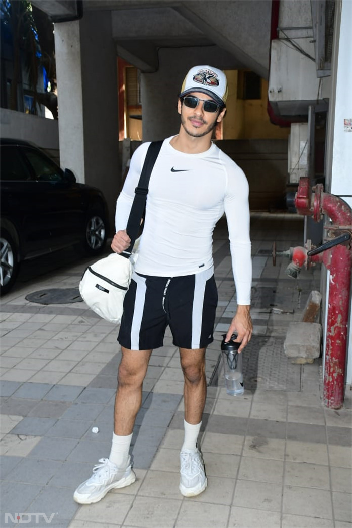 Ishaan Khatter happily posed for the shutterbugs outside his gym. (Image Courtesy: Varinder Chawla)