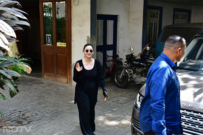 Alia Bhatt happily waved at the shutterbugs outside a dubbing studio. (Image Courtesy: Varinder Chawla)