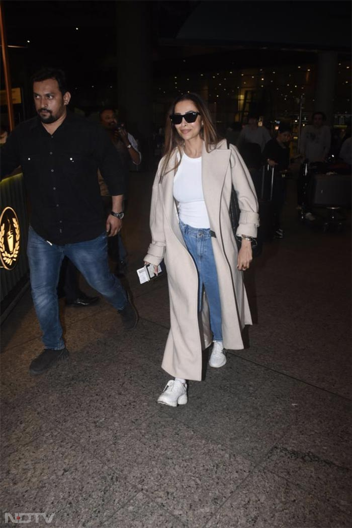 Malaika Arora greeted the shutterbugs with a smile at the airport. (Image Courtesy: Varinder Chawla)