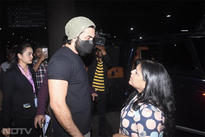 Ranbir Kapoor's airport OOTD was all-black. (Image Courtesy: Varinder Chawla)