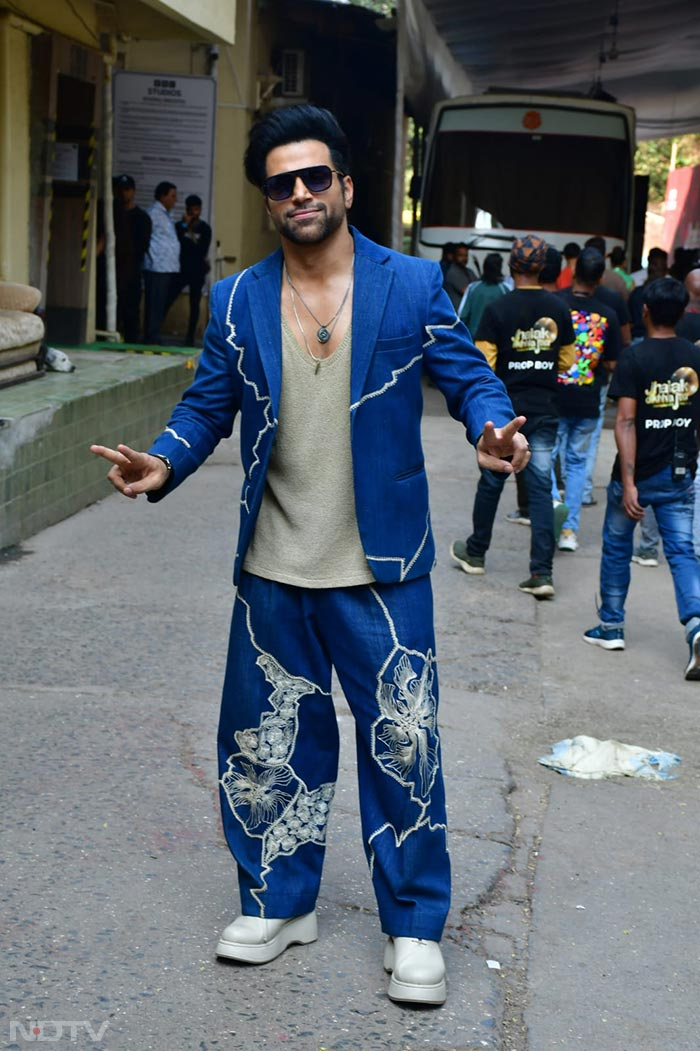 Host Rithvik Dhanjani looked dapper. (Image Courtesy: Varinder Chawla)