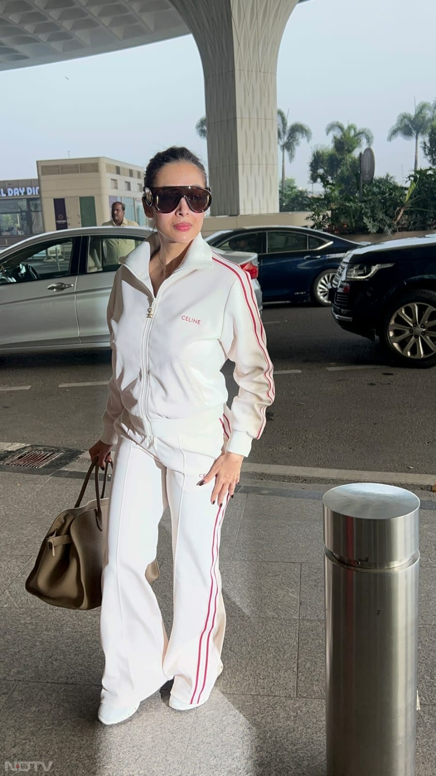 The <i>Chaiyya Chaiyya</i> girl looked chic in a white athleisure (Image Courtesy: Varinder Chawla)