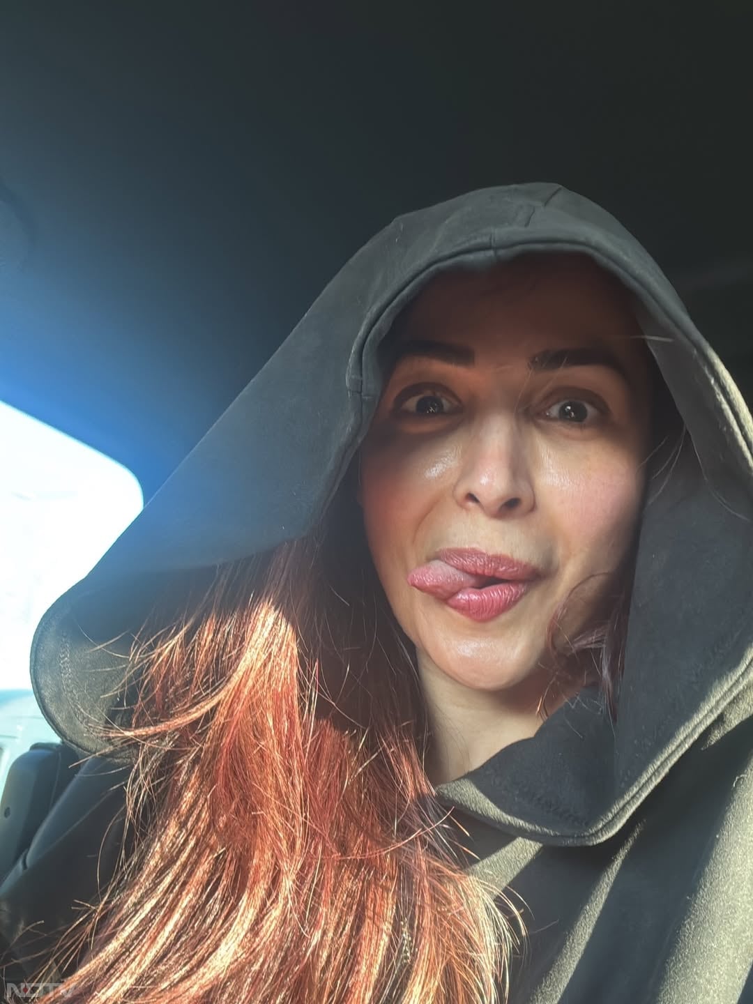 इस एक तस्&zwj;वीर में मलाइका कूल अंदाज में दिख रही हैं बिल्&zwj;कुल यंग जेनरेशन की तरह उनकी ये वाइब फैंस को पसंद आ रही है. malaikaaroraofficial/Instagram