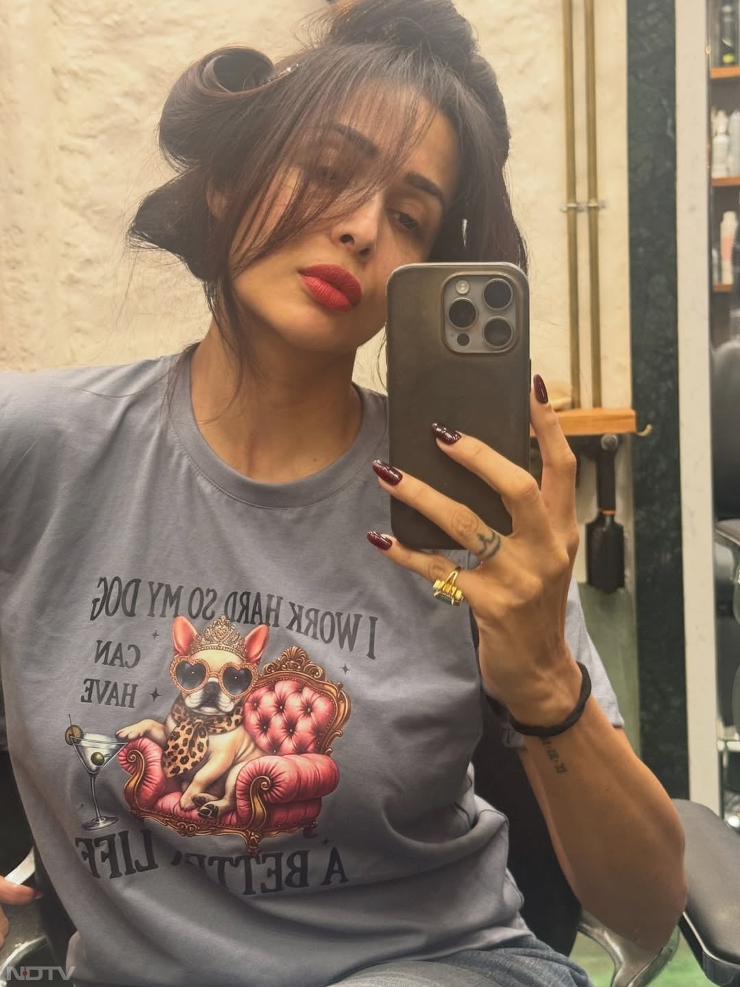 इस मिरर सेल्&zwj;फी में मलाइका केजुअल लुक में दिख रही है. malaikaaroraofficial/Instagram