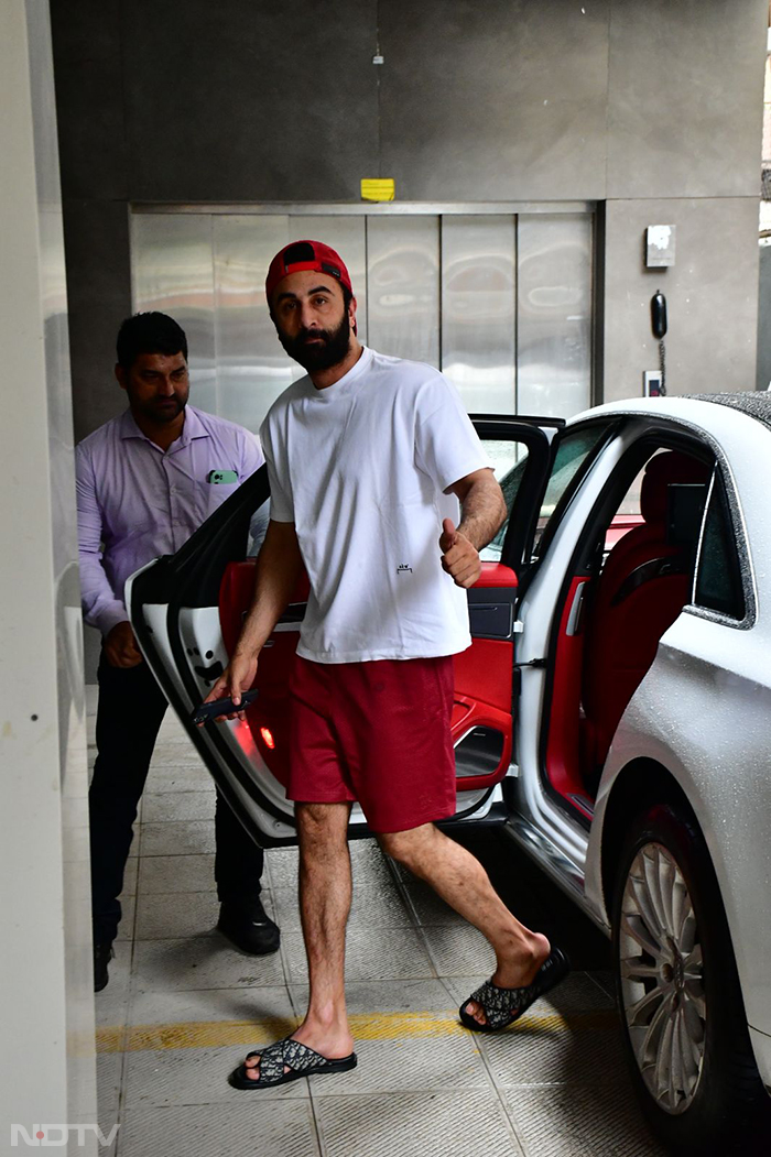 Ranbir Kapoor greeted the paparazzi as he was spotted in casual wear. (Image Courtesy: Varinder Chawla)