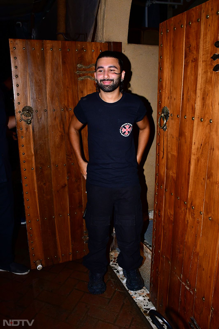 Orhan Awatramani looked dapper in black as he was clicked in Bandra. (Image Courtesy: Varinder Chawla)