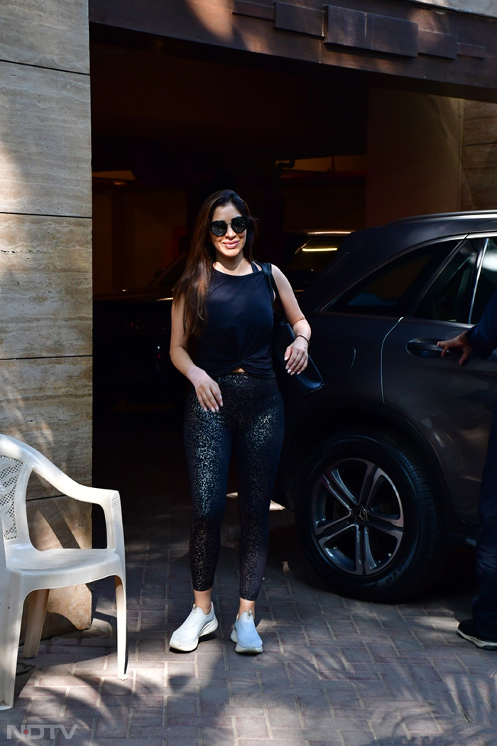 Sophie Choudry looked pretty in an all-black outfit.(Image Courtesy: Varinder Chawla)