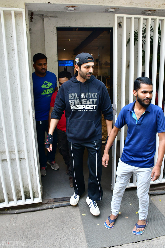 Kartik Aryan posed with his fan outside the gym. (Image Courtesy: Varinder Chawla)