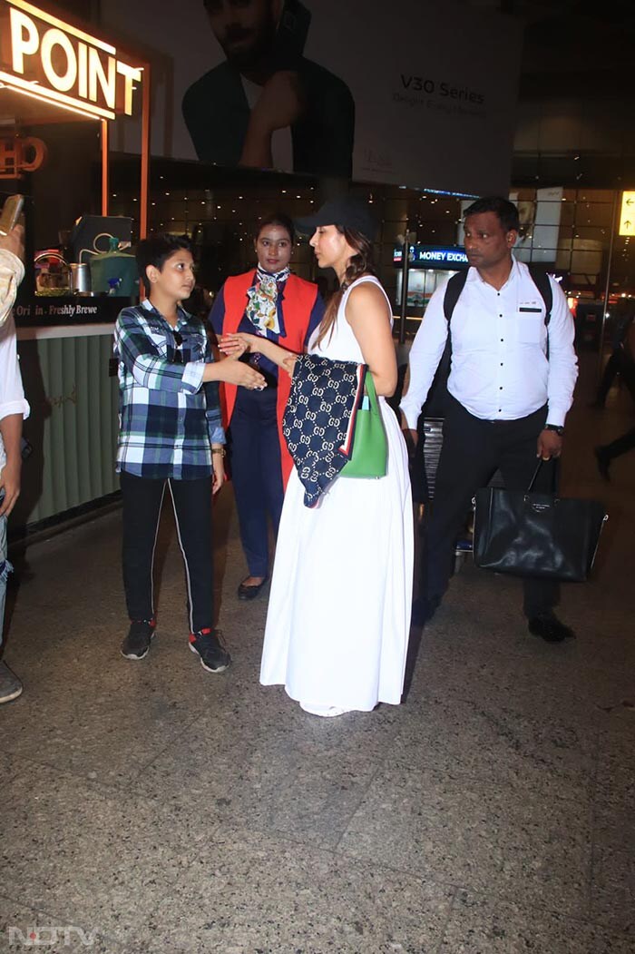 Malaika Arora\'s Airport Diaries: Meeting A Young Fan And More