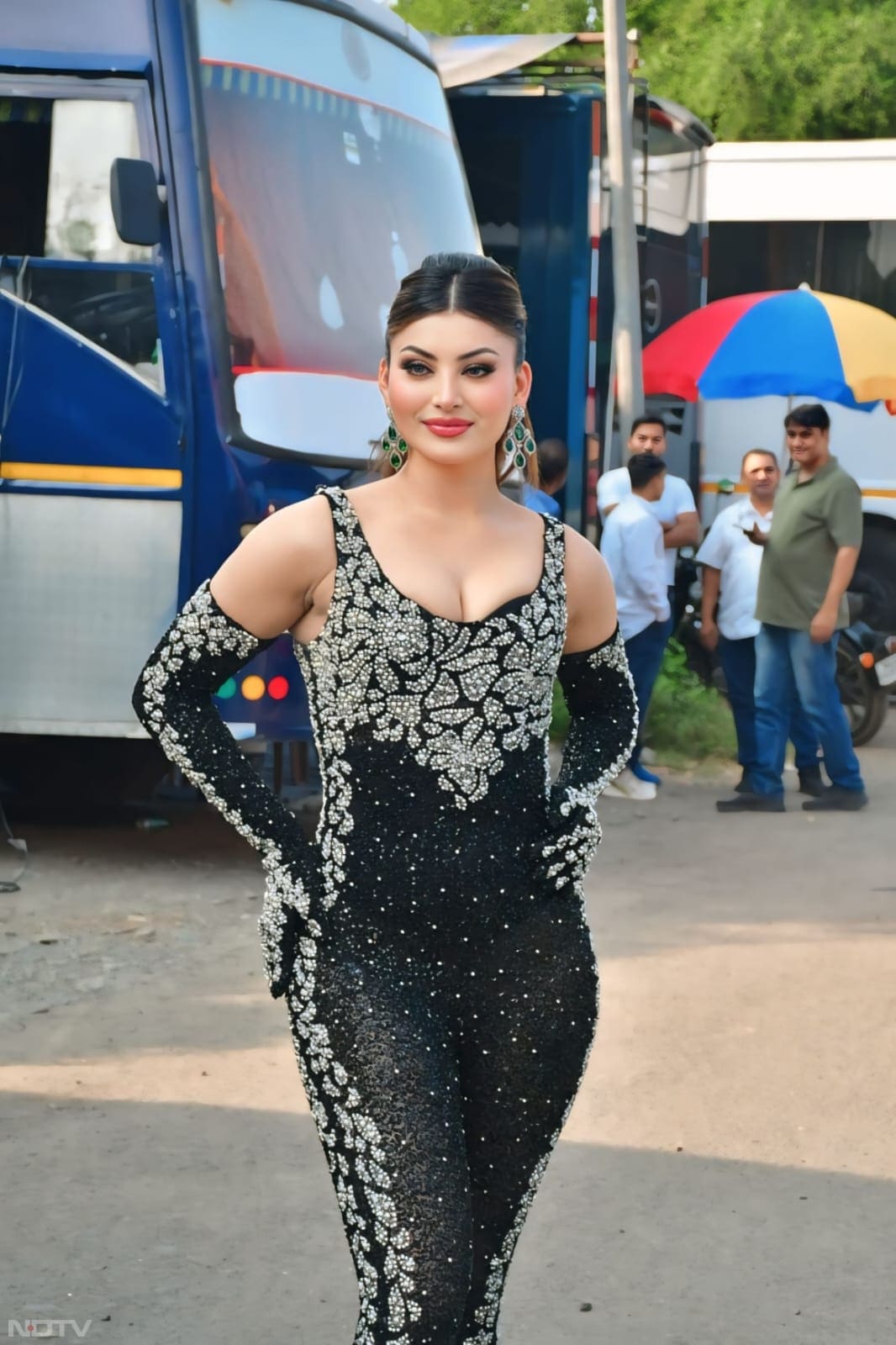 Urvashi Rautela was a vision in black (Image Courtesy: Varinder Chawla)