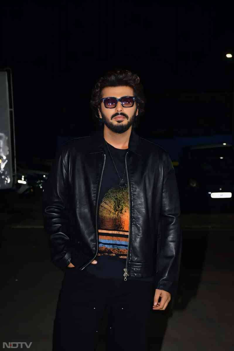 Arjun Kapoor posed in style for the lensmen stationed there (Image Courtesy: Varinder Chawla)