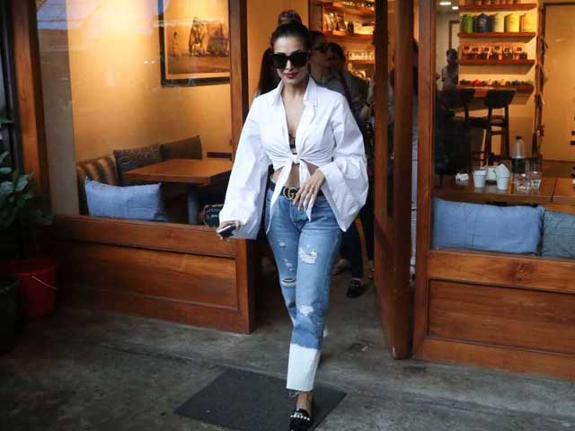 प्री-बर्थडे पार्टी के लिए मलाइका ने अपनाया बोल्ड लुक, BFFs के साथ लंच डेट पर निकलीं