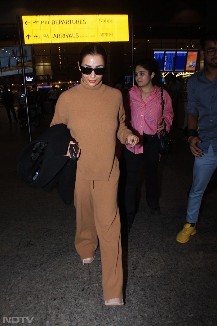 Malaika Arora was pictured at the airport in her casual best. (Image Courtesy: Varinder Chawla)